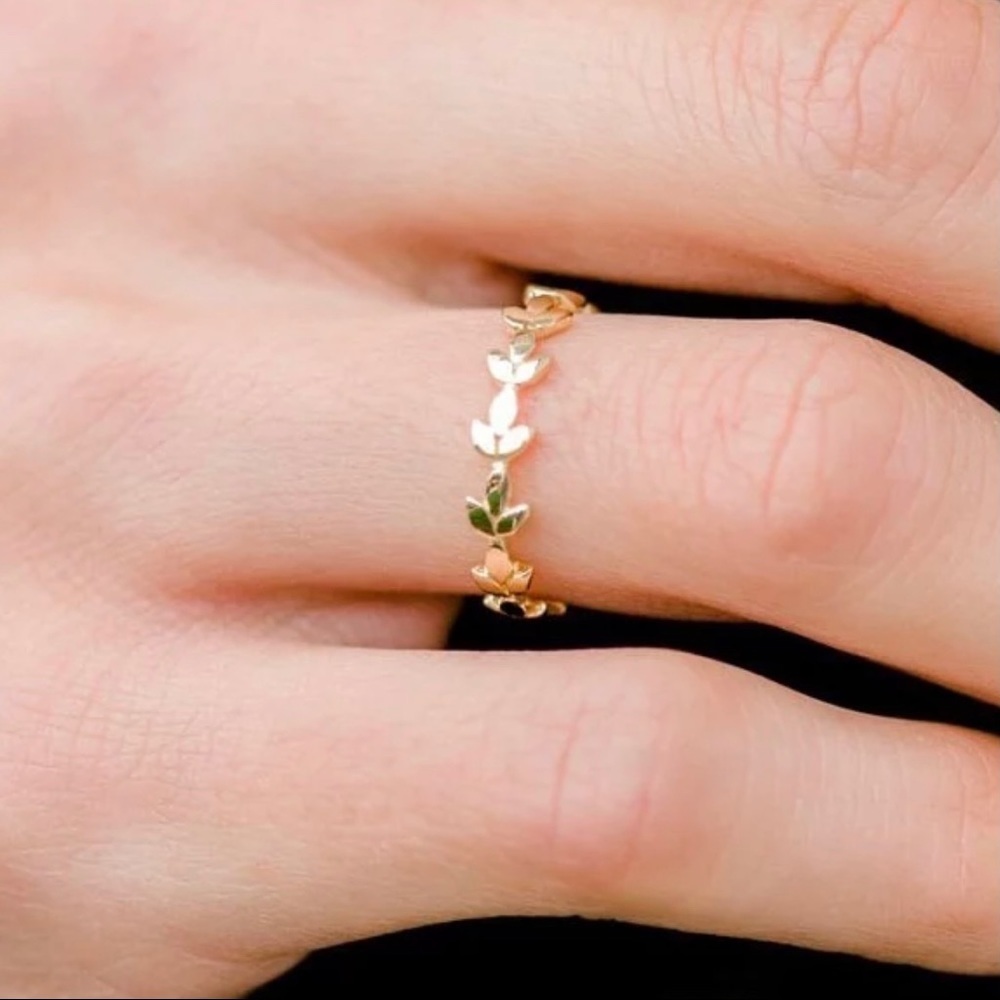 Eternal Vine Leaf Gold Tone Ring Size 6